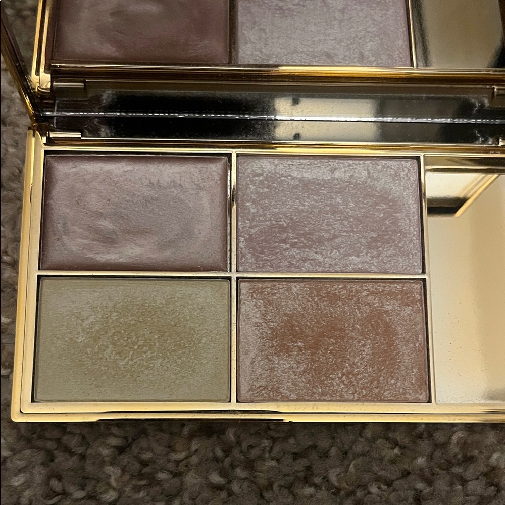 Gold Compact - Picture 2 of 2
